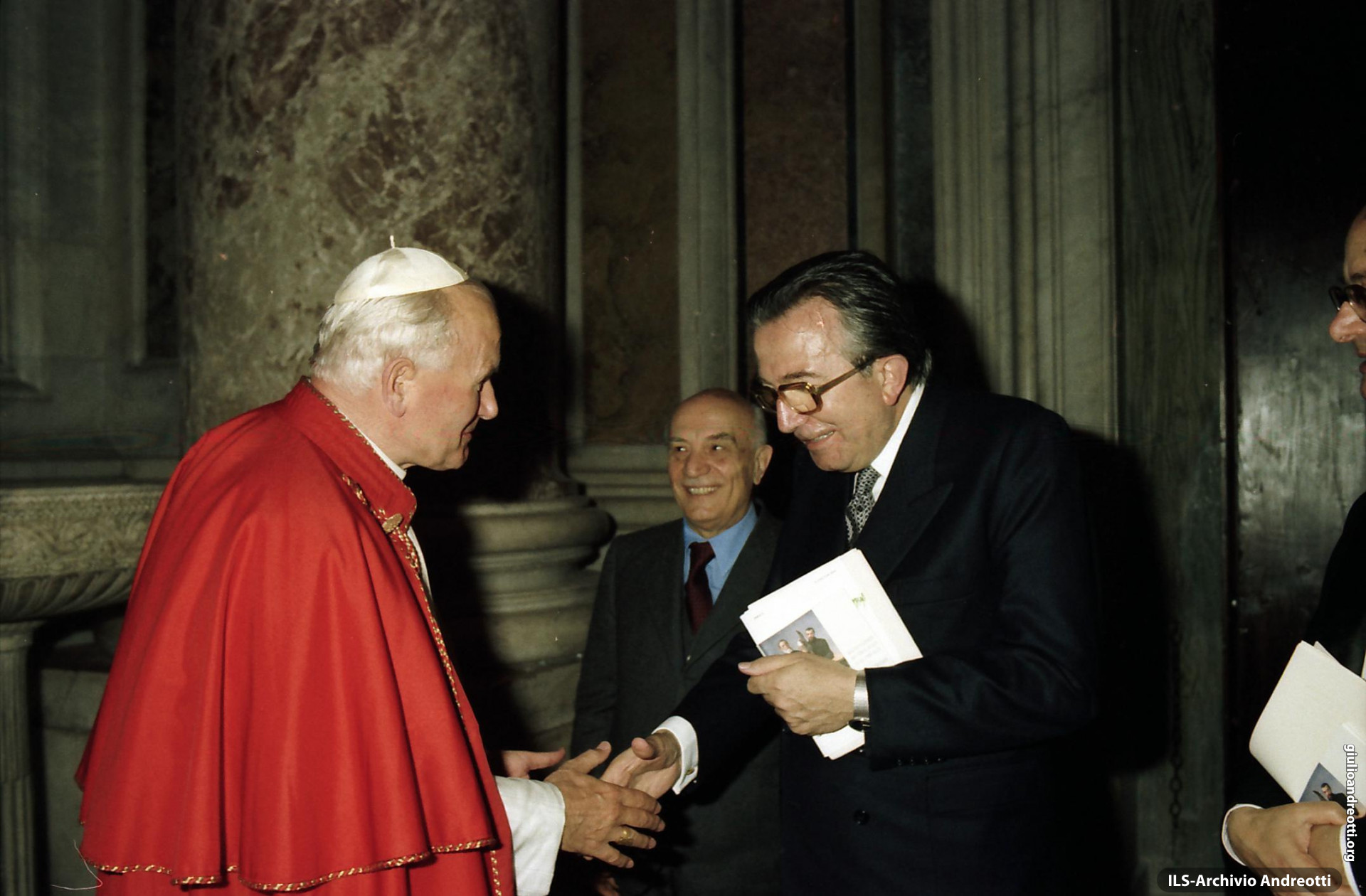 Giovanni Paolo II saluta Giulio Andreotti e Amintore Fanfani