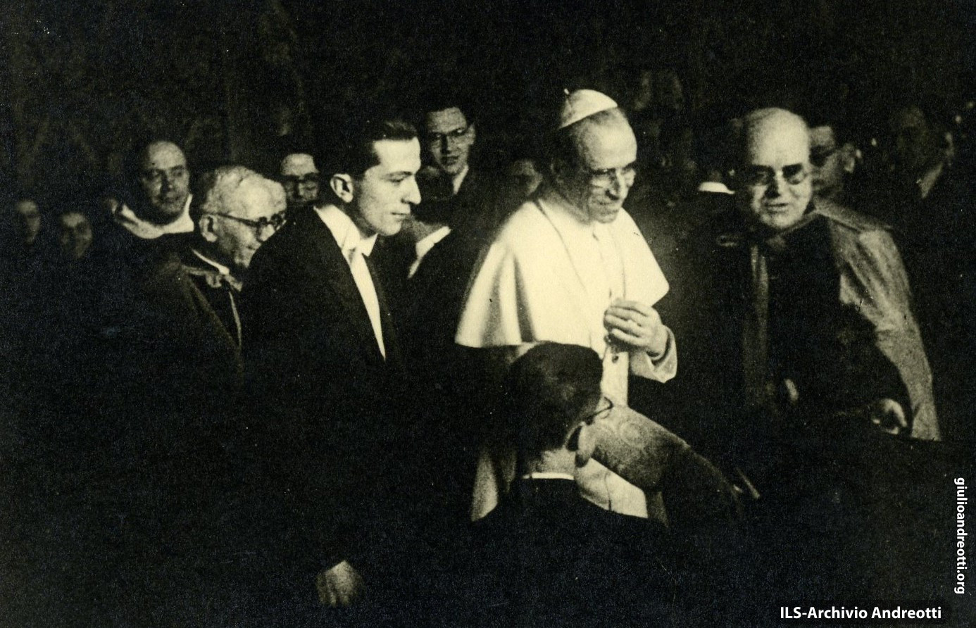1942. Andreotti con Pio XII da Presidente della Fuci.