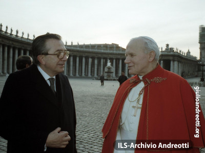 Incontro fra Giovanni Paolo II e Giulio Andreotti nel suggestivo scenario di una piazza San Pietro deserta.