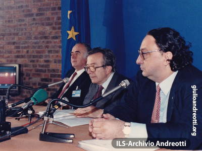 14 dicembre 1990. Consiglio europeo di Roma. La conferenza stampa con il Ministro degli Esteri De Michelis.