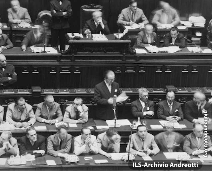 Andreotti al banco di Sottosegretario alla Presidenza nella seduta della Camera per la presentazione del Governo Pella. E’ l‘agosto del 1953.