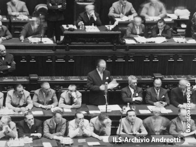 Andreotti al banco di Sottosegretario alla Presidenza nella seduta della Camera per la presentazione del Governo Pella. E’ l‘agosto del 1953.