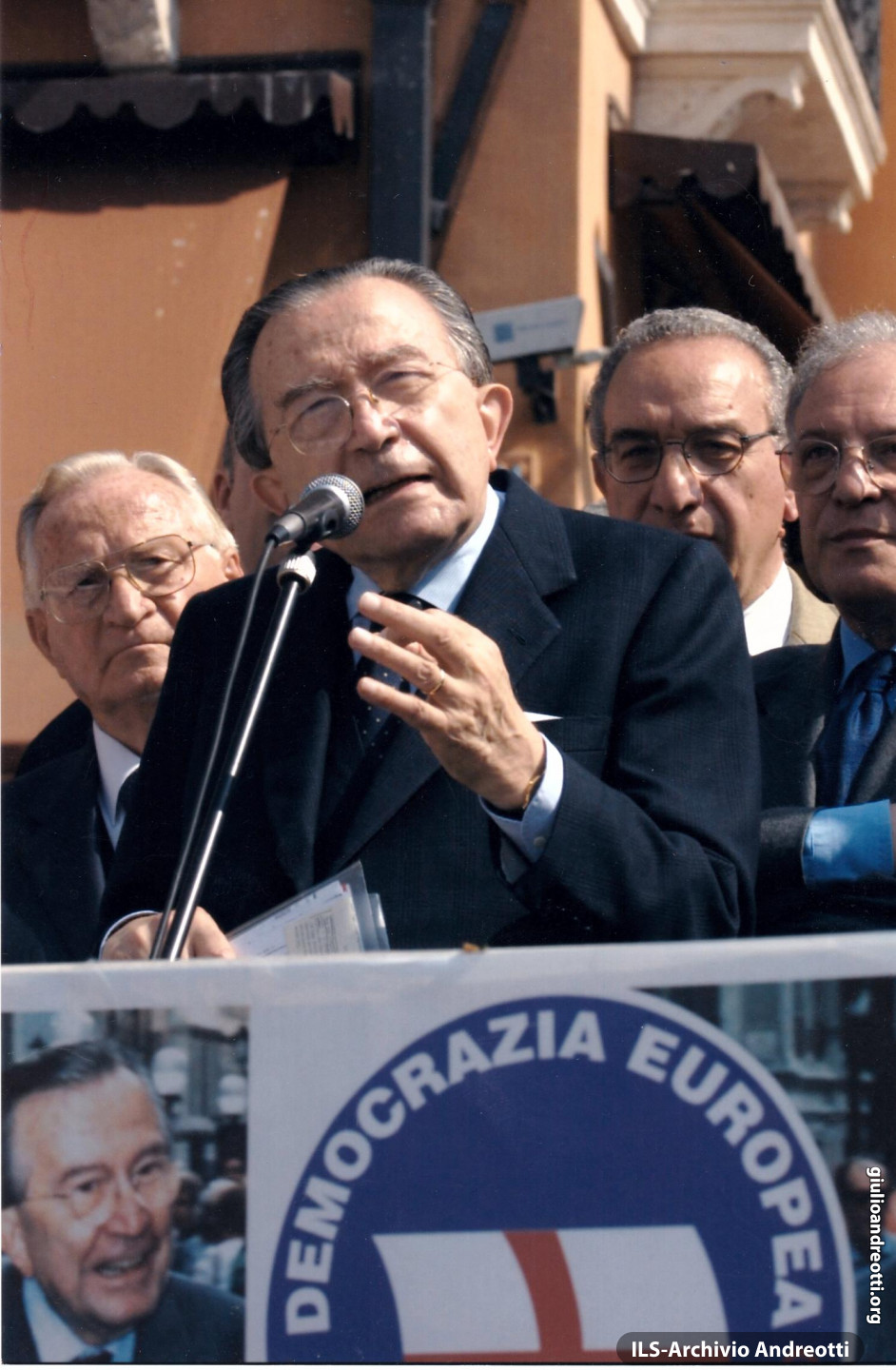 Maggio 2001, campagna elettorale. Comizio di Andreotti per Democrazia Europea 