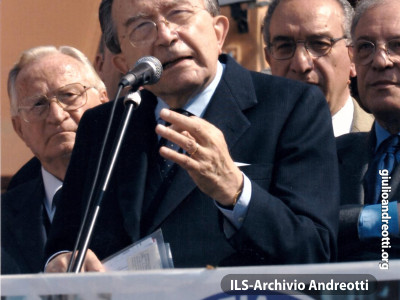 Maggio 2001, campagna elettorale. Comizio di Andreotti per Democrazia Europea