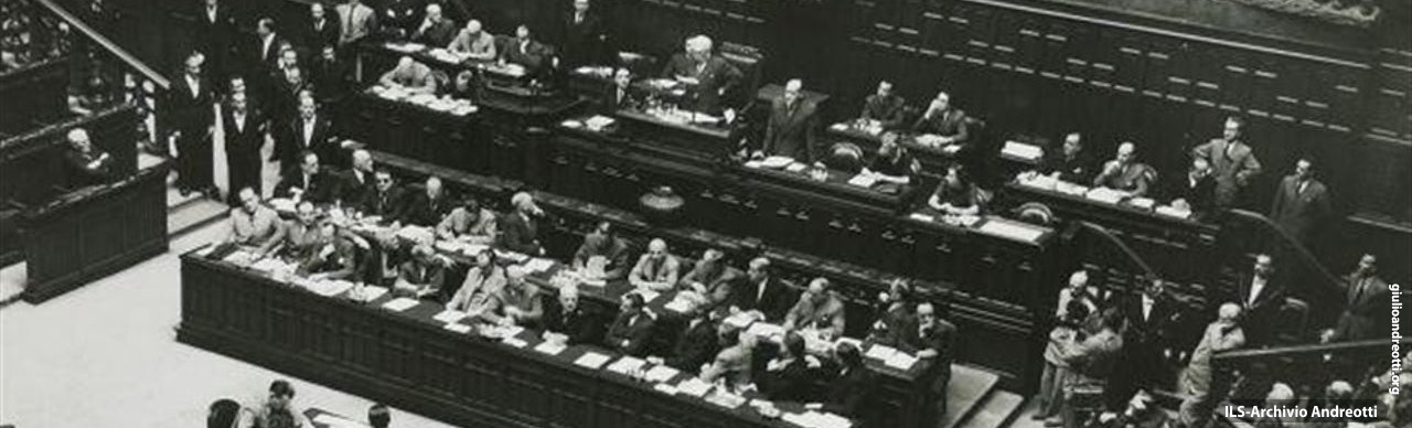 Inaugurazione dell'Assemblea Costituente il 25 giugno 1946. Andreotti, segretario della seduta, è riconoscibile al banco della presidenza